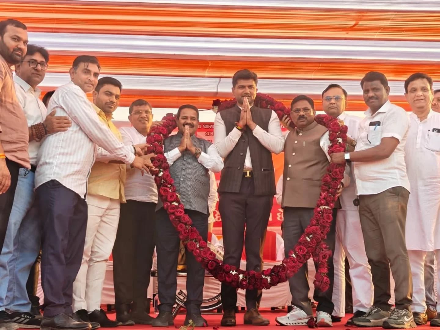 તા.૨૦-૦૧-૨૦૨૬ ના રોજ માંડવી ખાતે, ભૂતપૂર્વ મંત્રી માંડવી ધારાસભ્ય શ્રી કુંવરજીભાઈ હળપતિ દ્વારા આયોજિત વિલેજ ડે-નાઈટ ટેનિસ ક્રિકેટ ટુર્નામેન્ટનો ભવ્ય પ્રારંભ કરાવ્યો. આ ટુર્નામેન્ટમાં ભાગ લેનારા તમામ ખેલાડીઓને ઉત્કૃષ્ટ પ્રદર્શન માટે શુભકામનાઓ પાઠવી.